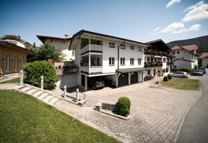 Ferienwohnung Haberlander inkl. Chiemgaukarte – Ferienwohnung 70qm, Balk., Küche, 2 Schlafzimmer, 1 Wohnschlafzimmer, max. 4 P.