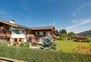 Haus Jäger Ferienwohnungen mit Indoor-Pool inkl. Chiemgaukarte – Ferienwohnung 3, 25qm, Balkon, Wohnschlafzimmer, Küche, WLAN, FLat-TV