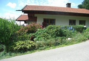 Forsthaus Röthelmoos inkl. Chiemgaukarte – Ferienwohnung 55qm, Terrasse, Kochnische, 1 Schlafzimmer, Wohnzimmer, max 2 P.
