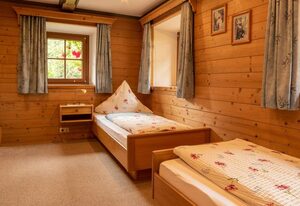 Ferienwohnung Hallweger inkl. Chiemgaukarte – Ferienwohnung 62qm, Terr., Küche, 2 Schlafzimmer, 1 Wohnschlafzimmer, max 4 P.