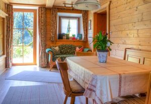 Ferienwohnung Hallweger inkl. Chiemgaukarte – Ferienwohnung 62qm, Terr., Küche, 2 Schlafzimmer, 1 Wohnschlafzimmer, max 4 P.