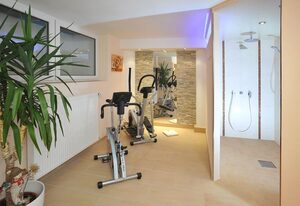 Gästehaus Bartholomäus – Doppelzimmer mit möblierten Balkon und Bergblick