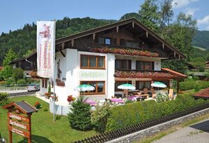 Gästehaus Bartholomäus – Doppelzimmer mit möblierten Balkon und Bergblick