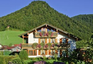 Haus Heizinger inkl. Chiemgaukarte – Fewo 1, 50qm, Balkon, Küche, 1 Schlaf- und 1 Wohnzimmer, max. 4 Pers, WLAN