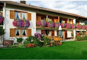 Haus Heizinger inkl. Chiemgaukarte – Fewo 1, 50qm, Balkon, Küche, 1 Schlaf- und 1 Wohnzimmer, max. 4 Pers, WLAN