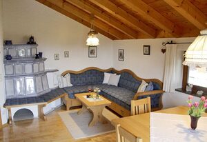 Ferienwohnung Brandstetter – Ferienwohnung 75 qm, für 4 Personen mit Kachelofen und Balkon