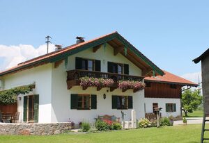 Ferienwohnung Brandstetter – Ferienwohnung 75 qm, für 4 Personen mit Kachelofen und Balkon