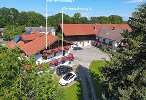 Zaißlhäusl Hof - Chiemgau Karte – Ferienwohnung Nr. 1 mit Bergblick, 57m², großem Dreibett-Schlafzimmer und neuem Bad