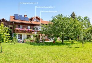 Zaißlhäusl Hof - Chiemgau Karte – Ferienwohnung Nr. 1 mit Bergblick, 57m², großem Dreibett-Schlafzimmer und neuem Bad