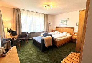 Hotel Steffl Garni inkl. Chiemgaukarte – Einzelzimmer Komfort mit Dusche und WC, Balkon, TV, WLAN