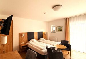 Hotel Steffl Garni inkl. Chiemgaukarte – Einzelzimmer Komfort mit Dusche und WC, Balkon, TV, WLAN