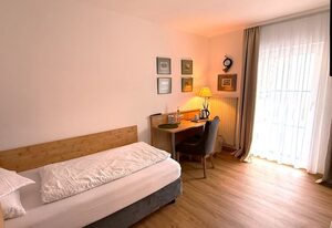 Hotel Steffl Garni inkl. Chiemgaukarte – Einzelzimmer Komfort mit Dusche und WC, Balkon, TV, WLAN