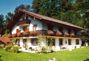 Frühstückspension Familie Staller inkl. Chiemgaukarte – Doppelzimmer mit Dusche und WC, Balkon