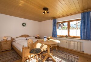 Ferienhaus Am Steinbach inkl. Chiemgaukarte – Ferienhaus 150qm, Balkon u. Terr., Küche, 4 Schlafzimmer, Wohnzimmer, 8 Pers.