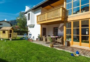 Ferienhaus Am Steinbach inkl. Chiemgaukarte – Ferienhaus 150qm, Balkon u. Terr., Küche, 4 Schlafzimmer, Wohnzimmer, 8 Pers.