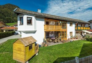 Ferienhaus Am Steinbach inkl. Chiemgaukarte – Ferienhaus 150qm, Balkon u. Terr., Küche, 4 Schlafzimmer, Wohnzimmer, 8 Pers.