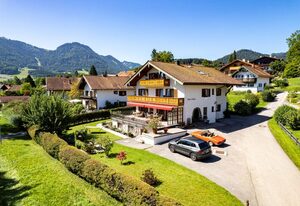 Ferienhaus Ostara inkl. Chiemgaukarte – Ferienhaus 200qm, 6 Schlafzimmer m. Dusche WC, Wohnzimmer, Küche, max. 16 Pers.