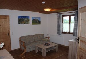 Allinger Hof inkl. Chiemgaukarte – Ferienwohnung Enzian 42qm, Balkon, Kochnische, 1 Schlafzimmer, Wohnzimmer