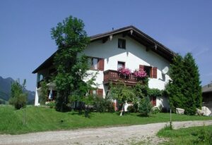 Allinger Hof inkl. Chiemgaukarte – Ferienwohnung Enzian 42qm, Balkon, Kochnische, 1 Schlafzimmer, Wohnzimmer