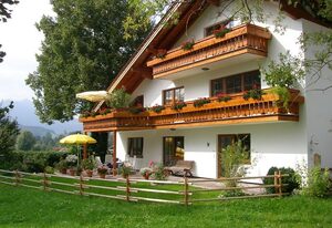 Landhaus Heinrich inkl. Chiemgaukarte – II. Ferienwohnung 57qm, Terrasse, 1 Schlafzimmer, 1 Wohnschlafz., Hochfellnblick