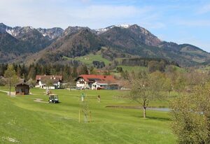 Landhaus Heinrich inkl. Chiemgaukarte – II. Ferienwohnung 57qm, Terrasse, 1 Schlafzimmer, 1 Wohnschlafz., Hochfellnblick