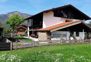 Landhaus Hochgern – Ferienwohnung Kampenwand, 48 m², 2 Personen, Wohn- u. Schlafzimmer, Küche, Bad, Balkon, WLAN