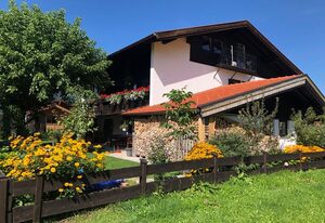 Landhaus Hochgern – Ferienwohnung Kampenwand, 48 m², 2 Personen, Wohn- u. Schlafzimmer, Küche, Bad, Balkon, WLAN