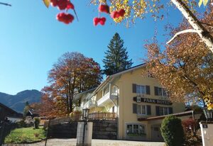 Parkhotel Ruhpolding inkl. Chiemgaukarte – Nr. 03 Fröhliches Einzelzimmer (12 qm) mit Terrasse und tollem Bergblick, Dusche/WC, TV, WLAN
