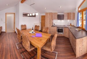 Ferienwohnungen Mayer inkl. Chiemgaukarte – Ferienwohnung Kienberg 40qm, Balkon, Küchenzeile, Schlafzimmer, Wohnzimmer, WLAN