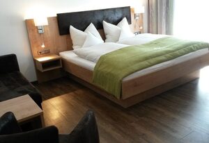 Hotel Alp Inn inkl. Chiemgaukarte – Doppelzimmer Economy, Dusche und WC, Balkon oder Terrasse, TV, max. 2 Personen