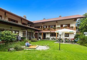 Hotel zum Hirschhaus inkl. Chiemgaukarte – Einzelzimmer mit Dusche und WC, TV, WLAN