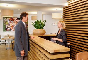 Hotel Am Peterstor – Doppelzimmer mit großem Flatscreen