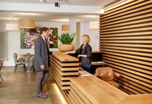 Hotel Am Peterstor – Doppelzimmer mit großem Flatscreen