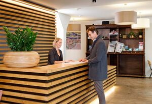 Hotel Am Peterstor – Doppelzimmer mit großem Flatscreen