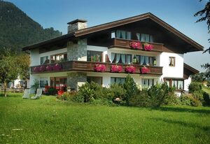 Schwabenbauernhof inkl. Chiemgaukarte – Fewo Enzian 40qm, Balkon, Kochnische, 1 Schlaf- und 1 Wohnschlafzimmer, WLAN