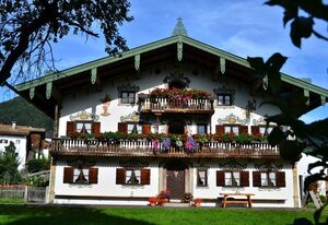 Schwabenbauernhof inkl. Chiemgaukarte – Fewo Enzian 40qm, Balkon, Kochnische, 1 Schlaf- und 1 Wohnschlafzimmer, WLAN