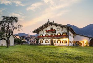 Schwabenbauernhof inkl. Chiemgaukarte – Fewo Enzian 40qm, Balkon, Kochnische, 1 Schlaf- und 1 Wohnschlafzimmer, WLAN