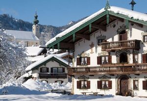Schwabenbauernhof inkl. Chiemgaukarte – Fewo Enzian 40qm, Balkon, Kochnische, 1 Schlaf- und 1 Wohnschlafzimmer, WLAN