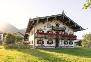 Schwabenbauernhof inkl. Chiemgaukarte – Fewo Enzian 40qm, Balkon, Kochnische, 1 Schlaf- und 1 Wohnschlafzimmer, WLAN