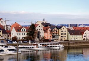 Donaupromenade/Brüssing – Ferienwohnung Donaupromenade (62qm) mit Küche und Lodgia mit Donaublick