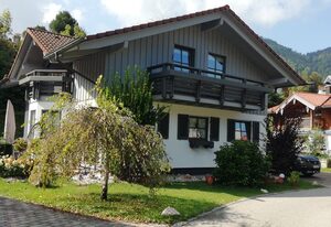 Ferienwohnung Lanzinger inkl. Chiemgaukarte – Fewo 36qm, erweiterbar auf 76 qm, Balkon, 1 oder 2 Schlafzimmer, 1 Wohnzimmer