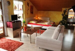 Ferienwohnung Lanzinger inkl. Chiemgaukarte – Fewo 36qm, erweiterbar auf 76 qm, Balkon, 1 oder 2 Schlafzimmer, 1 Wohnzimmer