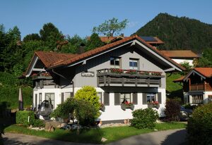 Ferienwohnung Lanzinger inkl. Chiemgaukarte – Fewo 36qm, erweiterbar auf 76 qm, Balkon, 1 oder 2 Schlafzimmer, 1 Wohnzimmer