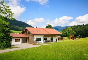 Ferienhaus Froschsee inkl. Chiemgaukarte – Ferienhaus bis 10 Personen 165 qm mit Balkon, Terrasse und 5 Schlafzimmern