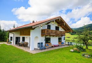 Ferienhaus Froschsee inkl. Chiemgaukarte – Ferienhaus bis 10 Personen 165 qm mit Balkon, Terrasse und 5 Schlafzimmern
