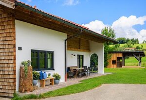 Ferienhaus Froschsee inkl. Chiemgaukarte – Ferienhaus bis 10 Personen 165 qm mit Balkon, Terrasse und 5 Schlafzimmern