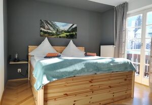 Forsthaus Hotel Garni inkl. Chiemgaukarte – Doppelzimmer Nr. 3 Balkon , Dusche und WC, TV