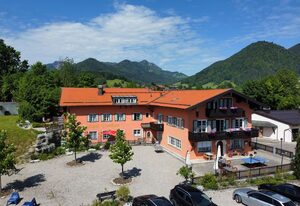 Forsthaus Hotel Garni inkl. Chiemgaukarte – Doppelzimmer Nr. 3 Balkon , Dusche und WC, TV