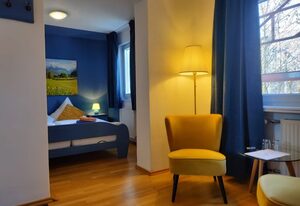 Forsthaus Hotel Garni inkl. Chiemgaukarte – Doppelzimmer Nr. 3 Balkon , Dusche und WC, TV