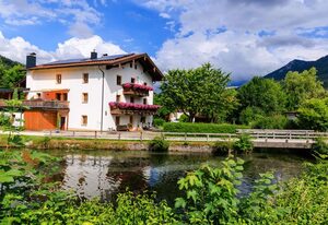 Ferienwohnung Schuhbeck inkl. Chiemgaukarte – Ferienwohnung 60qm, Terrasse, Küchenzeile, 2 Schlafzimmer, Wohnzimmer, 4 Pers.